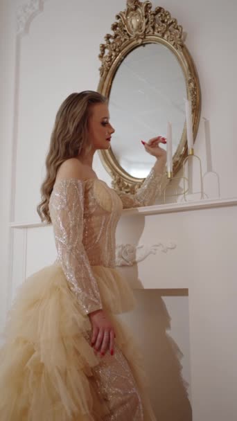 穿着节日长裙站在镜子旁边的是优雅而奢华的年轻漂亮姑娘 — 图库视频影像