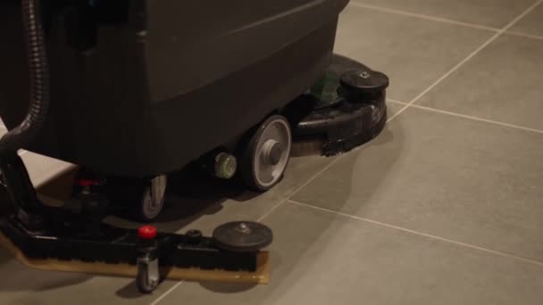 Большой Черный Робот Пылесос Торговом Центре Технология Очистки Полов Больших — стоковое видео