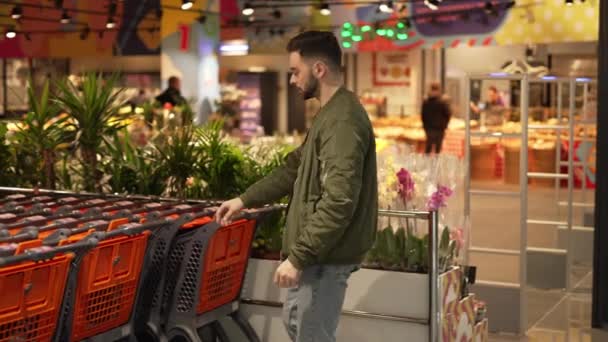 Ein Männlicher Verbraucher Nimmt Einen Einkaufswagen Lebensmittel Einem Geschäft Oder — Stockvideo