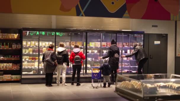 バイヤーはスーパーマーケットの窓から箱に詰められた商品を取る ウクライナのリヴネ 10月14日 — ストック動画