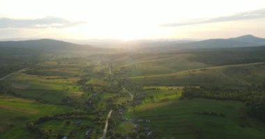 Karpat Dağları 'nda Günbatımı. Yüksek kalite 4k görüntü