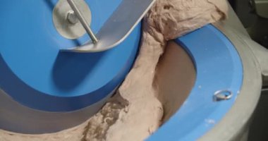 Baharatlar santrifüjdeki kıymaya ekleniyor ve süt sosisi yapmak için pürüzsüz olana kadar karıştırılıyor. Yüksek kalite 4k görüntü