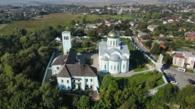 Hava Volodymyr şehrini vurdu. Varsayım Katedrali. Ukrayna. Yüksek kalite 4k görüntü