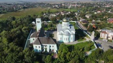 Hava Volodymyr şehrini vurdu. Varsayım Katedrali. Ukrayna. Yüksek kalite 4k görüntü