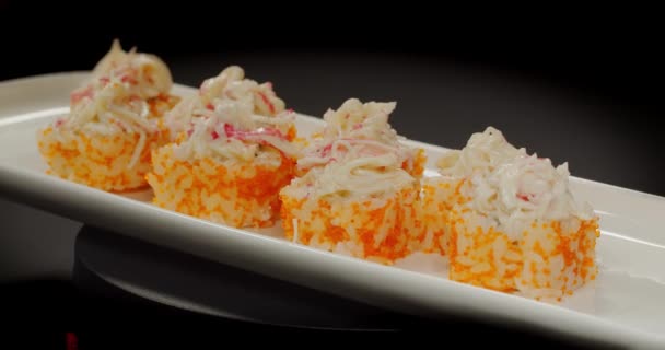 寿司握り鮭日本料理 日本グルメ 生の魚と米 アジアの代表的な料理 高品質4K映像 — ストック動画