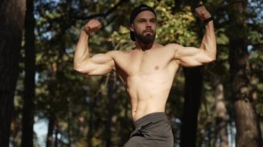 Adam kaslı vücut geliştiricisine gösterir.