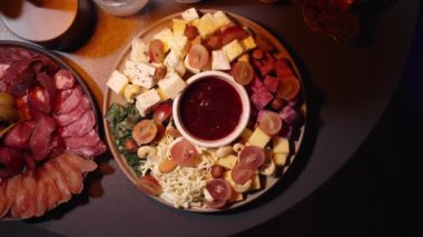 Açık büfe et / peynir tahtası, çeşitli etler, peynirler ve sebzeler kapalı bir kutlama / parti sırasında masada. İtalyan et tabağı videosu. Dilimlenmiş jambon, sosis ve peynir.