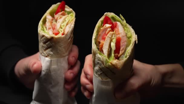 Close Mãos Masculinas Segurando Delicioso Pão Pita Suculento Recheado Com — Vídeo de Stock
