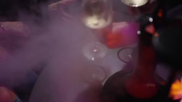 Zbliżenie Koktajli Alkoholowych Przygotowane Przez Profesjonalnego Barmana Wielobarwnym Świetle Neonowym — Wideo stockowe
