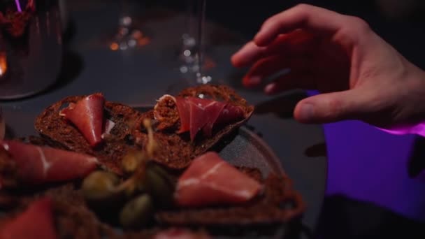 Una Fiesta Genial Gente Deleita Con Deliciosos Sándwiches — Vídeos de Stock