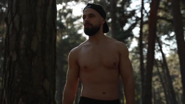 Atleta Con Torso Nudo Una Faccia Concentrata Cammina Attraverso Foresta — Video Stock