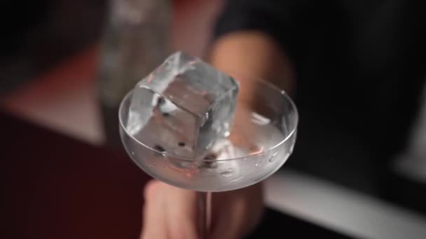 Ένα Ποτήρι Πάγο Είναι Στον Πάγκο Μπαρ — Αρχείο Βίντεο