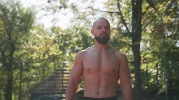 Close Muscular Bearded Man Naked Sexy Torso Walking Street Sportsman — Stock Video