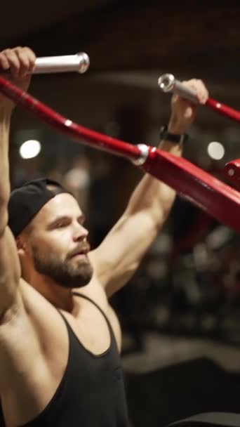 Bodybuilder Λειτουργεί Στους Μυς Της Πλάτης Μηχανή Στο Γυμναστήριο — Αρχείο Βίντεο