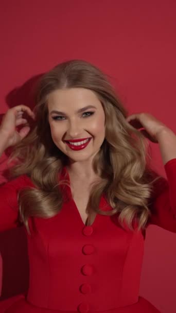 Seksi Bir Sarışın Uzun Lüks Saçlarını Düzleştiriyor Neşeyle Gülümsüyor — Stok video