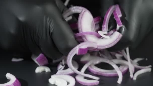 Человек Черных Перчатках Сжимает Розовый Сочный Лук Выпустить Сок — стоковое видео