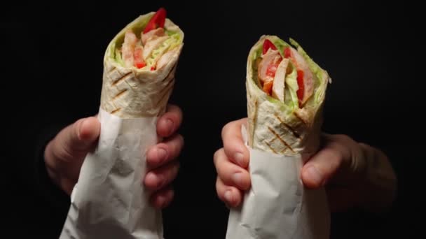 Sus Manos Gente Sostiene Dos Shawarmas Con Jugosas Verduras Trozos — Vídeos de Stock