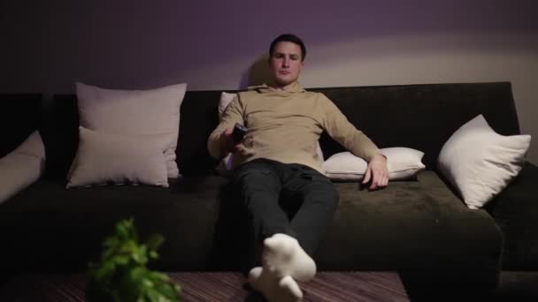 Homme Assis Sur Canapé Maison Regarder Écran Télévision Reposer Changer — Video