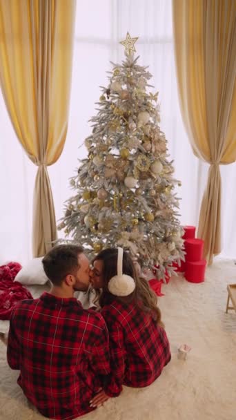 圣诞早晨 一对年轻貌美 面带微笑的浪漫夫妻在家里醒来 享受在一起的时光 拥抱在一起 这是一张真实的照片 — 图库视频影像