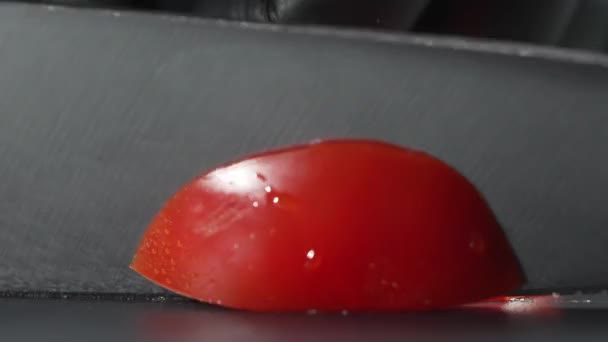 Een Man Met Zwarte Handschoenen Snijdt Tomaten Dunne Plakjes Met — Stockvideo