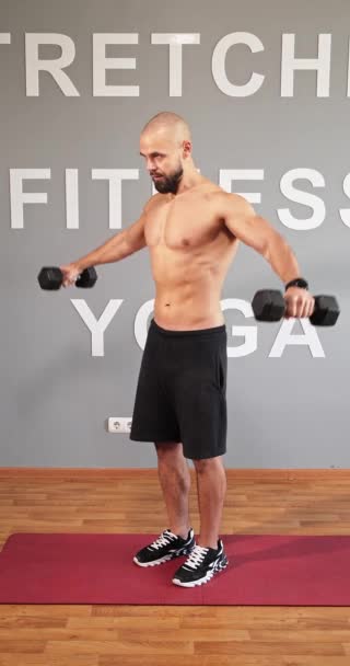 Sportler Fitnessstudio Schütteln Die Muskeln Der Arme Trainieren Mit Einer — Stockvideo