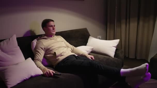 Bir Adam Evdeki Kanepede Oturuyor Ekranını Izliyor Spor Takımı Için — Stok video