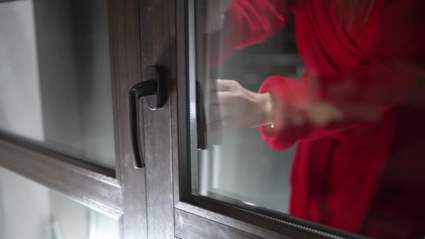 Молодая Несчастная Женщина Заперта Балконе Зимой Просит Помощи — стоковое видео