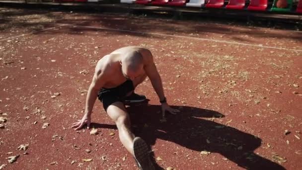 Gimnasta Masculino Sienta Cuerda Campo Deportes Hace Push Joven Trata — Vídeos de Stock