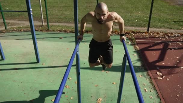 Ein Junger Muskulöser Mann Mit Nacktem Oberkörper Zieht Sich Auf — Stockvideo