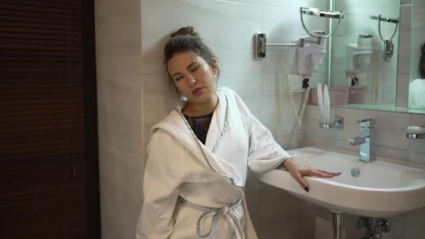 Uma Jovem Mulher Infeliz Cai Chão Desmaia Banheiro — Vídeo de Stock