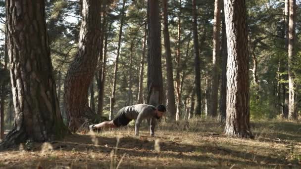 男人在户外运动时锻炼他的腿和胳膊 — 图库视频影像