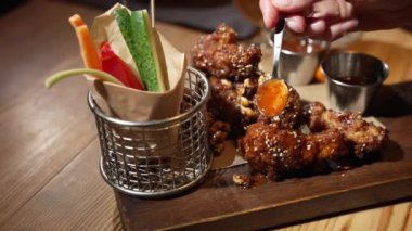 Lokantada servis edilen lezzetli bir ızgara.