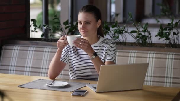 Bir Kafede Bir Fincan Kahve Bir Dizüstü Bilgisayarla Oturan Çekici — Stok video