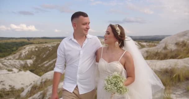 Oblubienice Zakochane Obejmują Się Czule Siebie Patrzą — Wideo stockowe