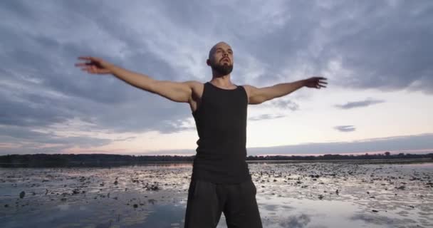 Homme Fait Des Exercices Respiration Sur Plage Coucher Soleil — Video