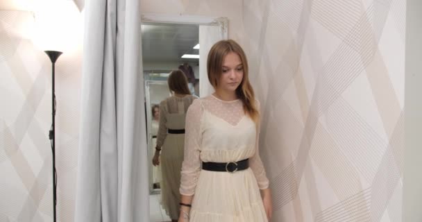Piękna Dziewczyna Stoi Przymierzalni Sklepie Modą Przymierza Białą Sukienkę — Wideo stockowe