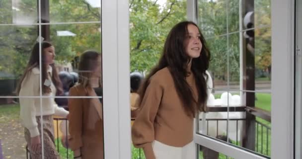 Молодые Девушки Идут Магазин Модной Одежды — стоковое видео