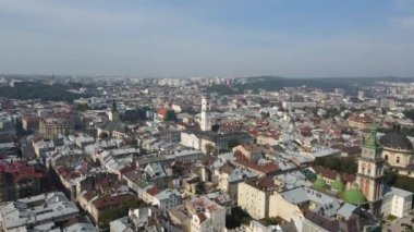 Havadan çekilen Lviv şehri. Belediye binası, pazar meydanı. Ukrayna. Yüksek kalite 4k görüntü