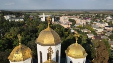 Ostroh şehrini hava kuvvetleri vurdu. Ostorg Kalesi. Teolojik Katedral. Ukrayna. Yüksek kalite 4k görüntü