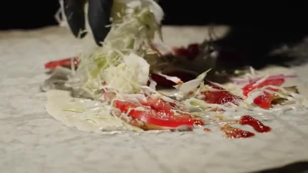 用卷心菜和西红柿做比塔面包 厨师把切碎的卷心菜和切碎的西红柿放在平塔面包上的特写镜头 素食和素食 — 图库视频影像