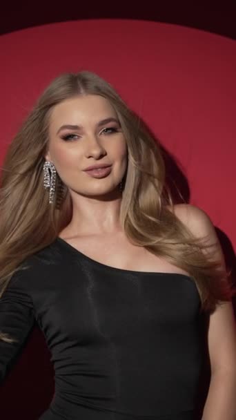 Junge Frau Mit Blonden Und Glänzenden Haaren Schaut Sexy Die — Stockvideo