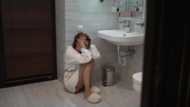 Baño Una Joven Deprimida Rasga Pelo Nerviosamente — Vídeo de stock