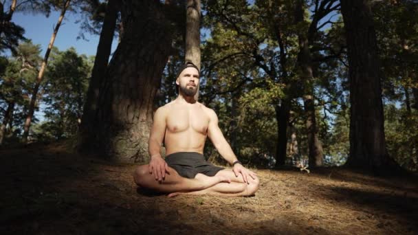Ung Man Gör Yogaövningar Medan Han Sitter Nära Ett Gammalt — Stockvideo