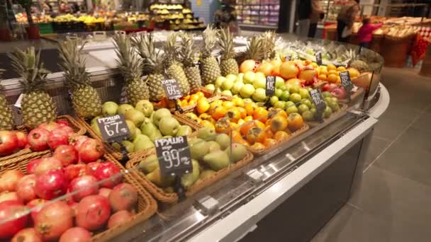 Contador Colorido Con Una Amplia Variedad Frutas Verduras Frescas Venta — Vídeo de stock