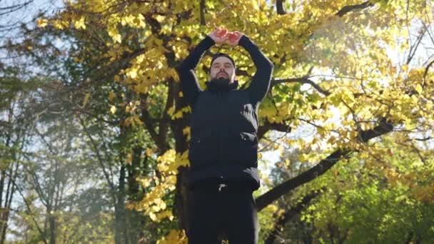 Sakallı Spor Üniformalı Beyaz Adam Sarı Sonbahar Ağaçları Arasında Doğada — Stok video