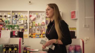 Güzel süpermarket, gülen yüzlü işadamı perakende işçisi, dost canlısı müşteri hizmetleri konsepti.