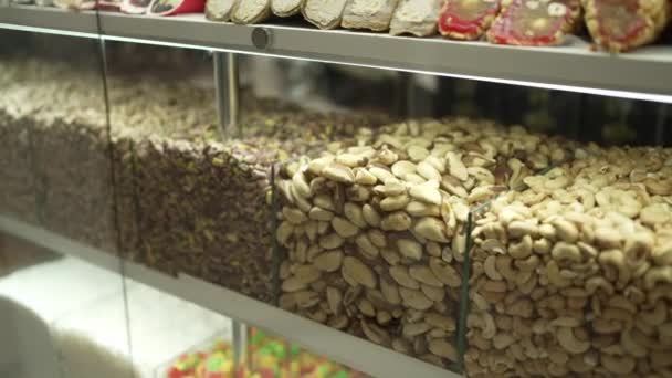 Duży Wybór Orzechów Szklanych Pudełkach Półce Sklepowej Słodkie Cukierki Nasiona — Wideo stockowe
