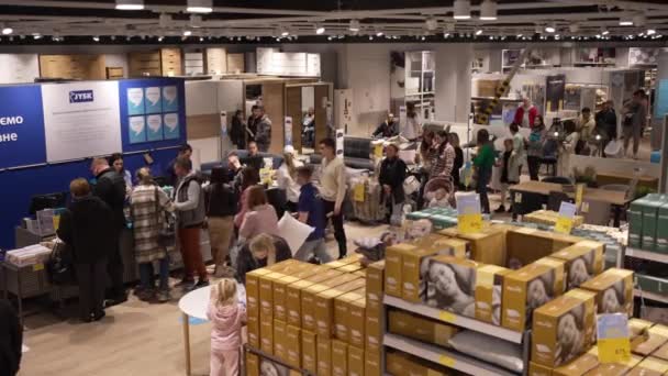 Ludzie Działu Tekstyliów Stoją Kolejce Kasy Żeby Zapłacić Towary — Wideo stockowe