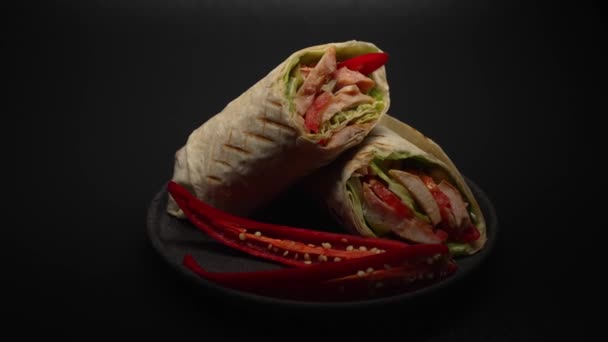 Shawarma Atas Papan Dibungkus Roti Pita Dengan Lada Panas Atas — Stok Video