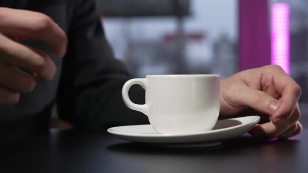 Mężczyzna Pije Pyszną Pachnącą Kawę Białego Kubka Przerwa Kawę — Wideo stockowe